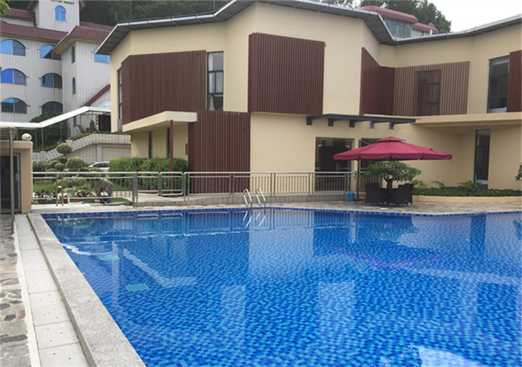 廣州蓮花山嶺南佳園度假酒店是嶺南集團(tuán)下屬的旅游度假酒店，位于4A級(jí)國(guó)家風(fēng)景名勝區(qū)番禺蓮花山下，占地超過(guò)3萬(wàn)平方米，以歐陸園林風(fēng)格的建筑為主。酒店設(shè)露天游泳池，我司受邀提供泳池設(shè)備及安裝方案的設(shè)計(jì)和施工。