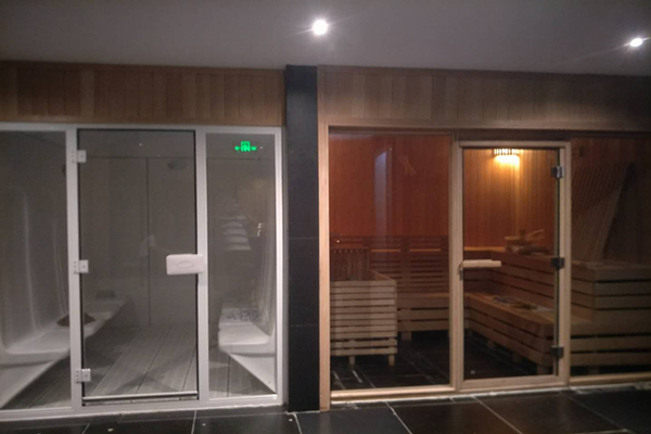 高端會(huì)所泳池設(shè)備、桑拿房均采用進(jìn)口高端品牌，由廣州搏瀾泳池設(shè)備有限公司提供安裝服務(wù)。會(huì)所主要接待業(yè)主邀請(qǐng)的商界要人、行業(yè)精英、金融巨子、教育泰斗等社會(huì)名流；并不對(duì)外開(kāi)放。