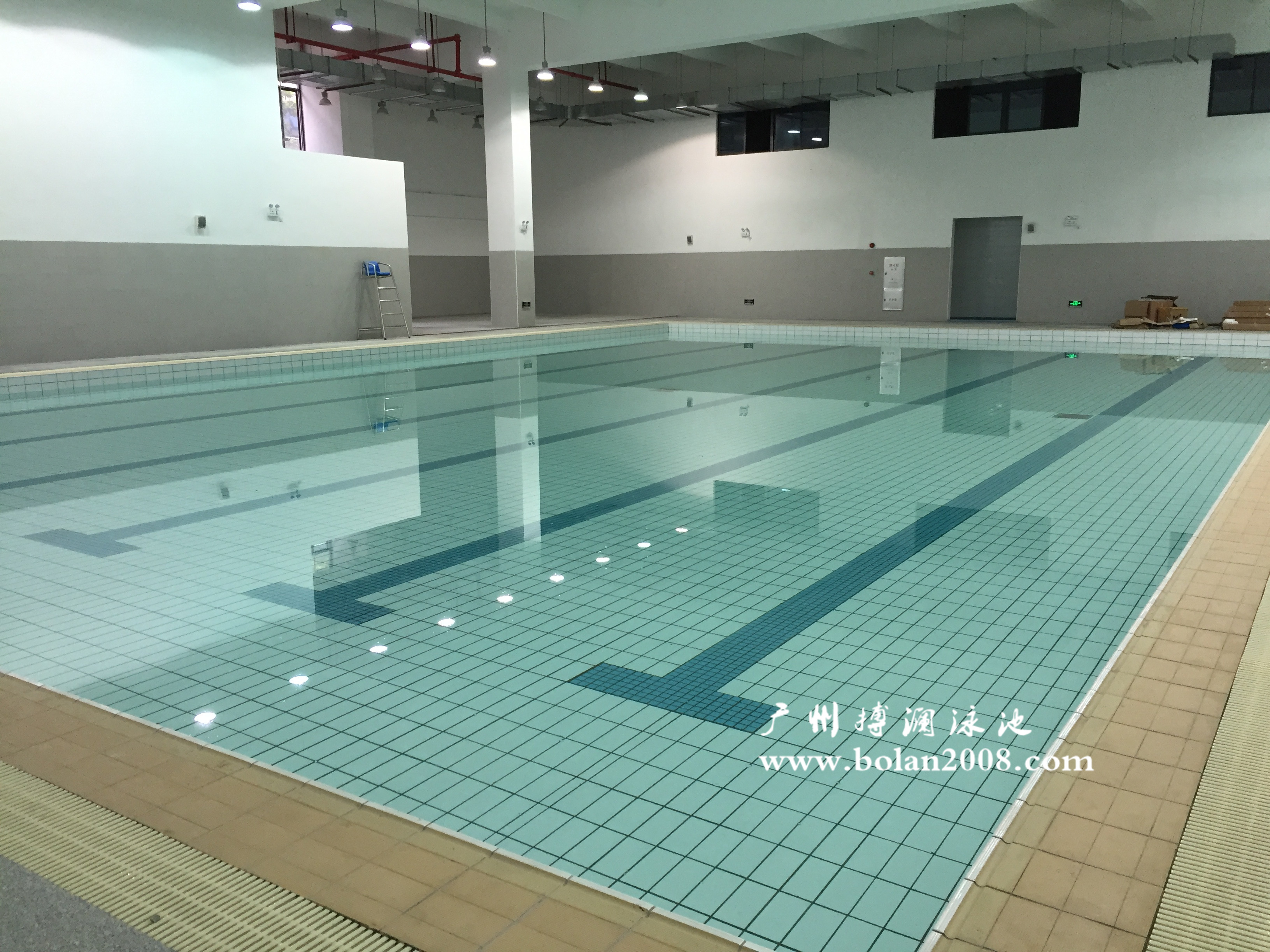 學(xué)校體育館內(nèi)設(shè)有恒溫泳池、多功能活動(dòng)中心、舞蹈室等配套設(shè)施。其泳池設(shè)備均采用我司產(chǎn)品。